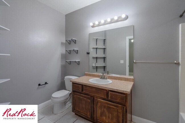 Building Photo - Ground-Level 2 Bedroom Condo. Pet Friendly!