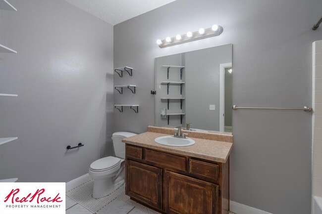 Building Photo - Lovely 2 Bedroom Condo. Pet Friendly!