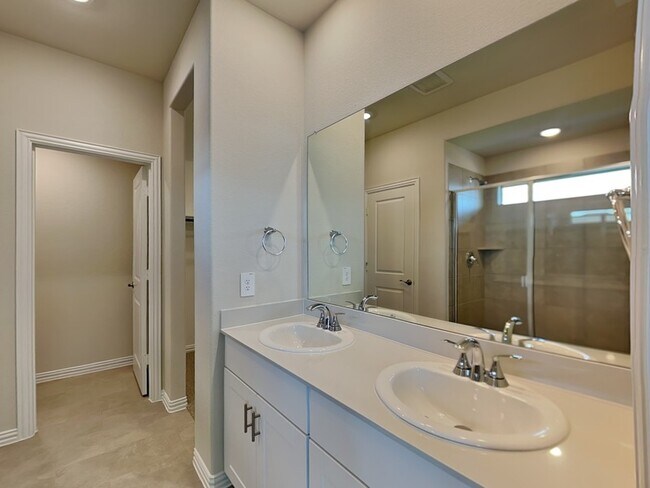 Building Photo - 507 Clover Crk Dr