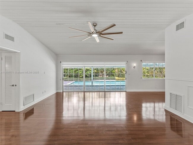 Building Photo - 9310 SW 70th Ave