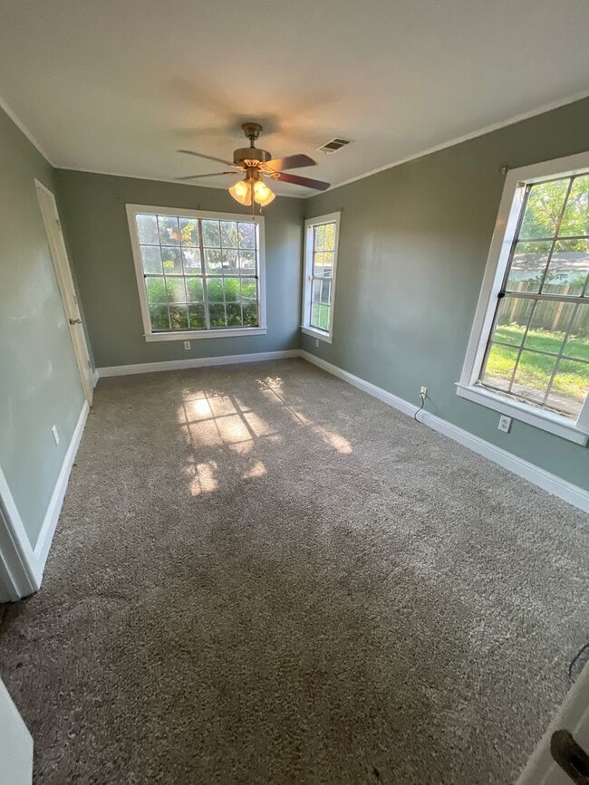 Building Photo - Broadmoor Home, 3 Beds, 2 Baths
