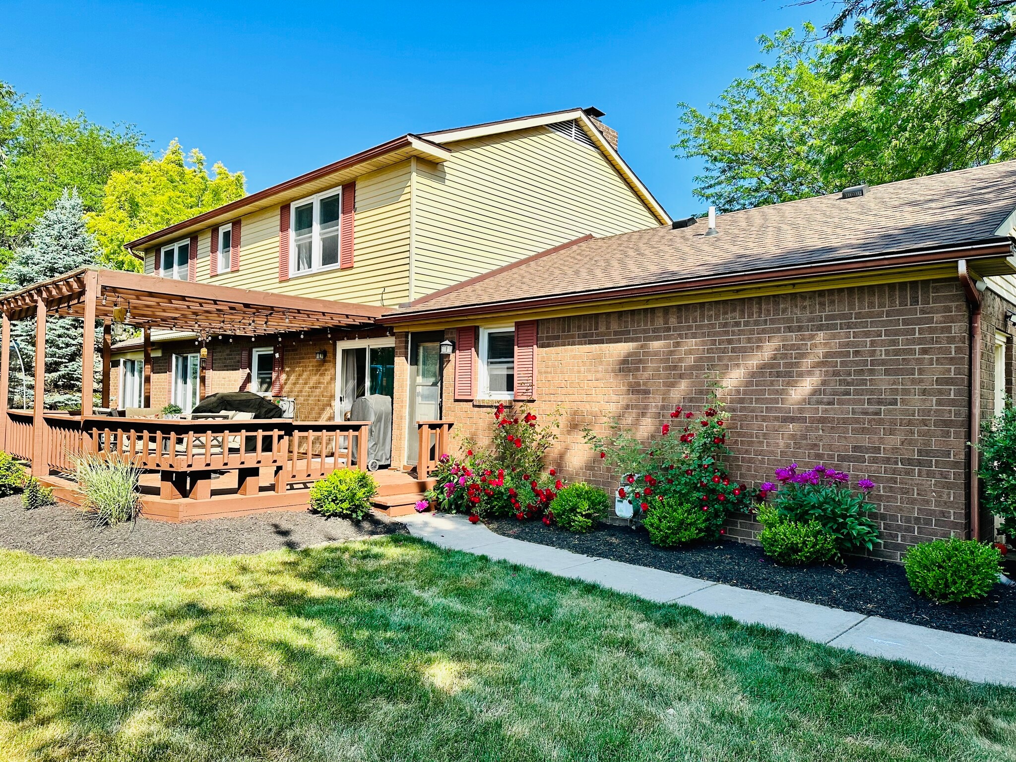 Building Photo - 8 Applewood Ct W