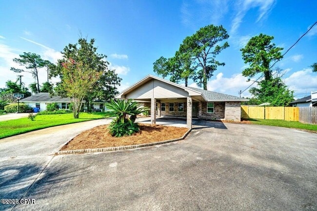 Building Photo - 350 Greenwood Cir