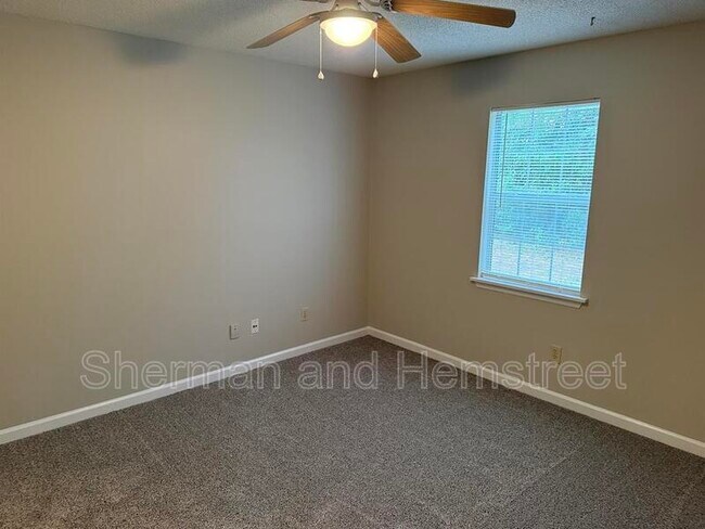 Building Photo - 404 Commons Dr