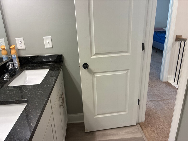 Building Photo - Room in House on Benjamin Dr