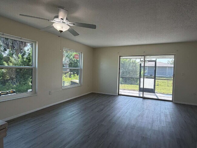 Building Photo - 2-bedroom, 2-bathroom residence located in Punta Gorda Isles