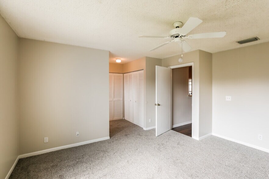 Building Photo - 333 W Riverbend Dr