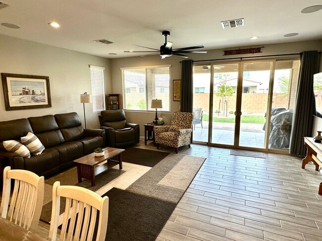 Building Photo - Massive RV Garage plus fantastic floorplan in Casa Vista