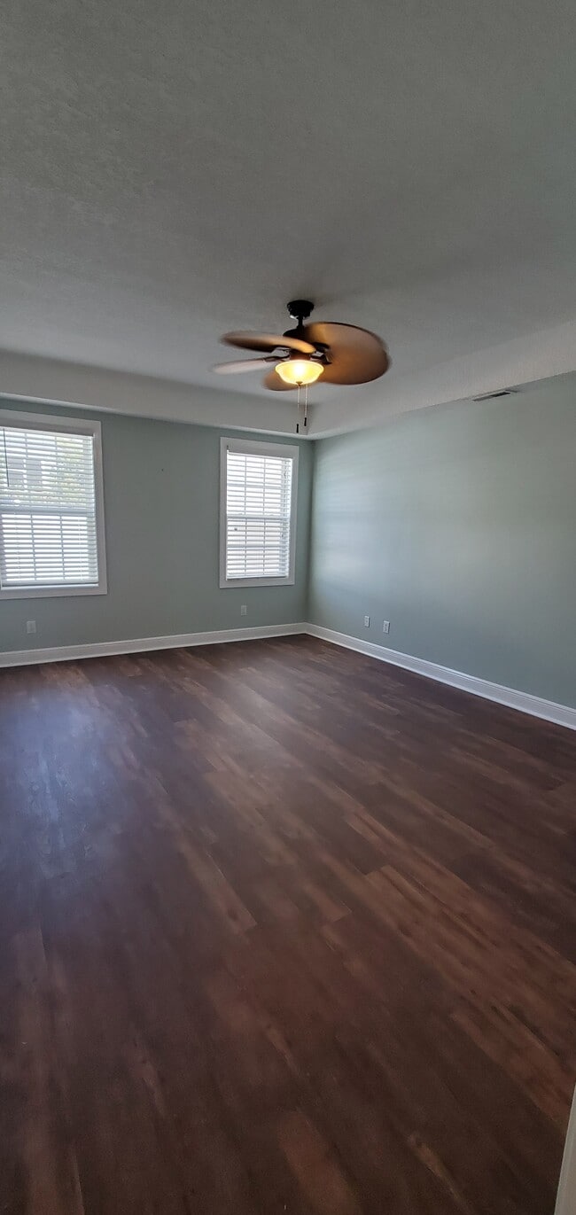 Master bedroom - 1028 Cherry Tree Ln