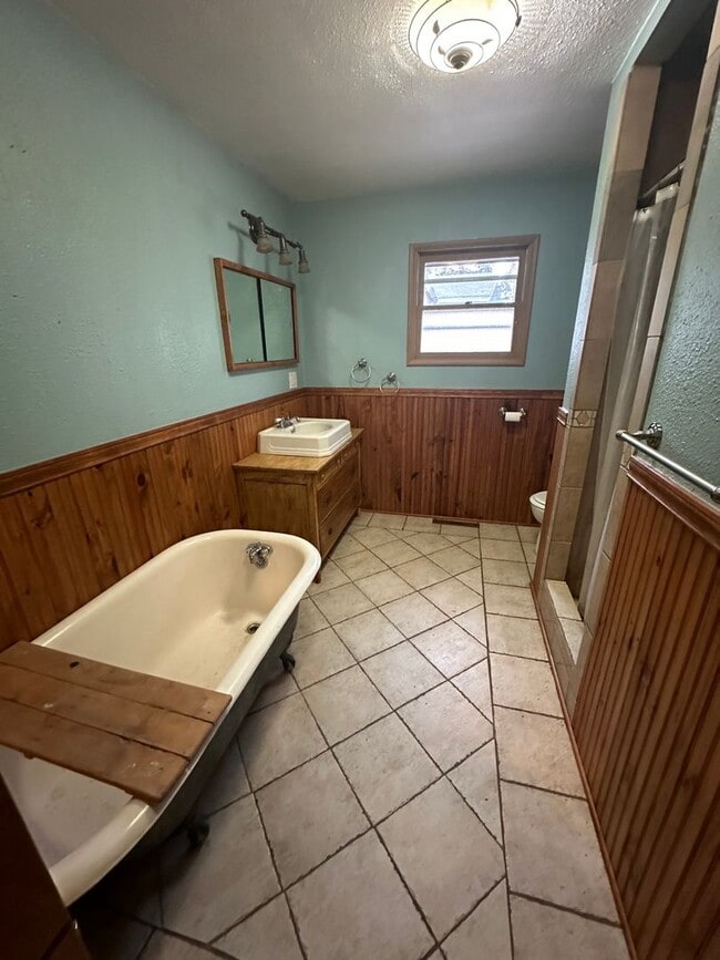 Building Photo - MIDTOWN 3 Bdrm House, All Appliances incl ...