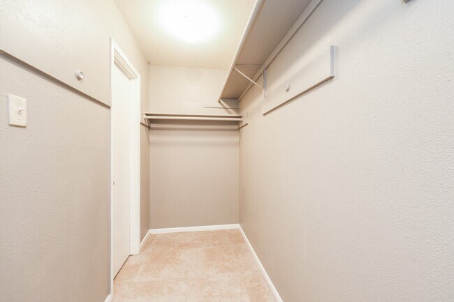 Building Photo - 2306 Old Oak Ln