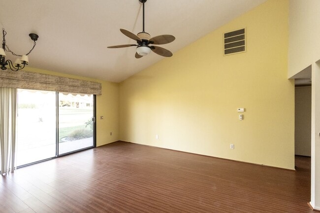 Building Photo - Single-Story 2-Bedroom Condo in Beautiful Palm Desert Resorter HOA!