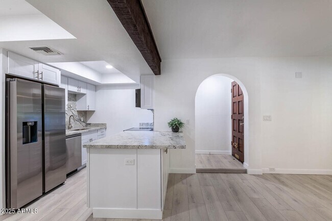 Building Photo - 7557 N Dreamy Draw Dr