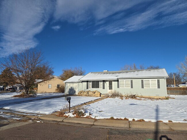 Primary Photo - 119 E Circle Dr