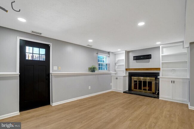 Building Photo - 6063 Hydrangea Dr