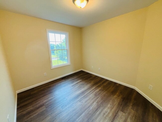 Building Photo - 3 Bedroom, 2.5 Bath Townhouse