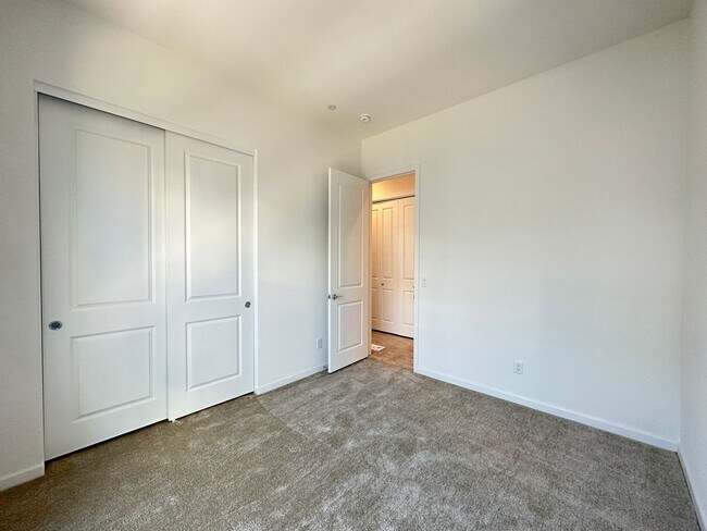 Building Photo - 3341 Esker Rdg Ave