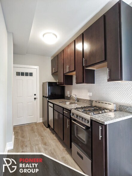 Building Photo - 709 W Brompton Ave