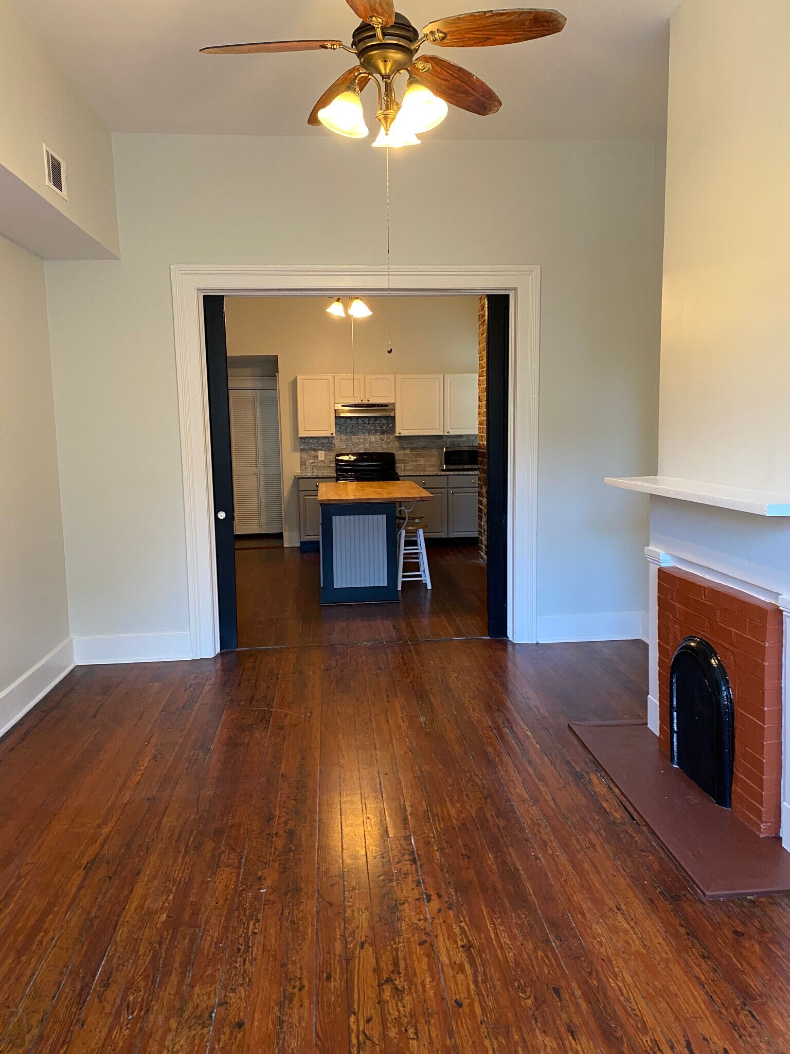 Living room - 118 W Duffy St