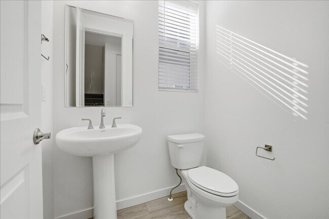 Building Photo - Brand new 3 bed 2.5 bath townhouse
