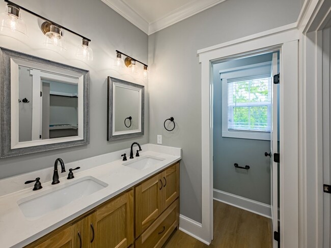 Building Photo - 807 Cherokee Ave