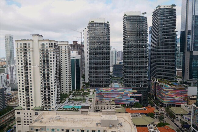 Building Photo - 1111 SW 1st Ave