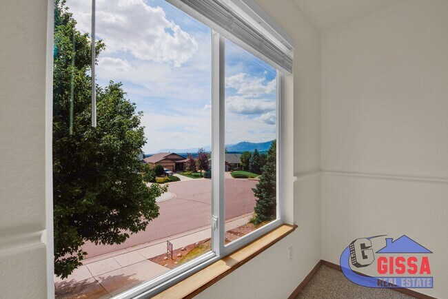 Building Photo - Beautiful home with 4 BR, 3.5 BA, 2 CAR wi...
