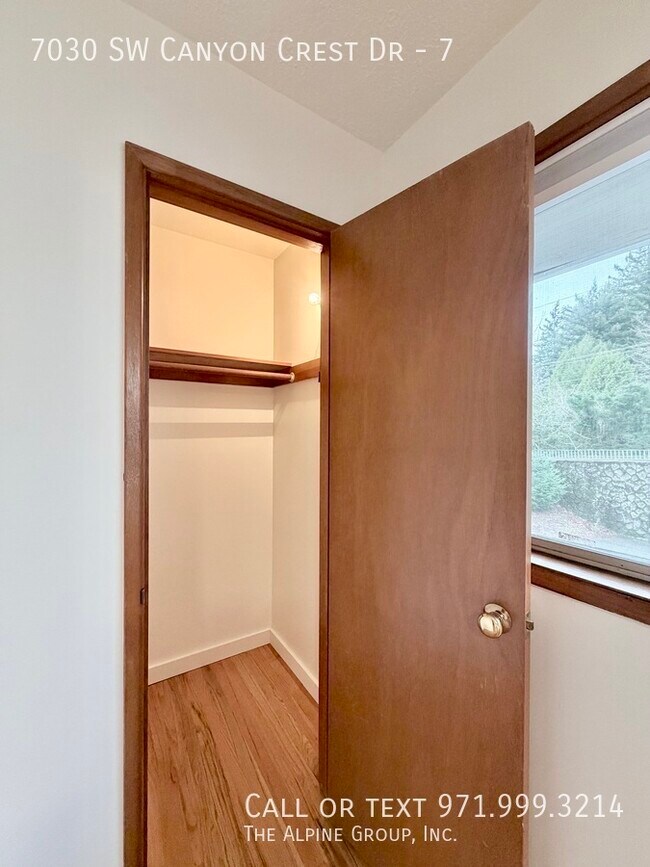 Building Photo - 7030 SW Canyon Crest Dr