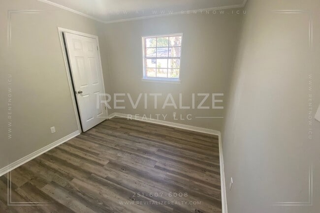 Building Photo - Renovated 1 Bedroom 1 Bath DUPLEX!