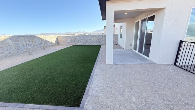 Building Photo - Light and airy 3-bed, 3-bath townhome in one of the area’s most highly desired Red Hawk area.