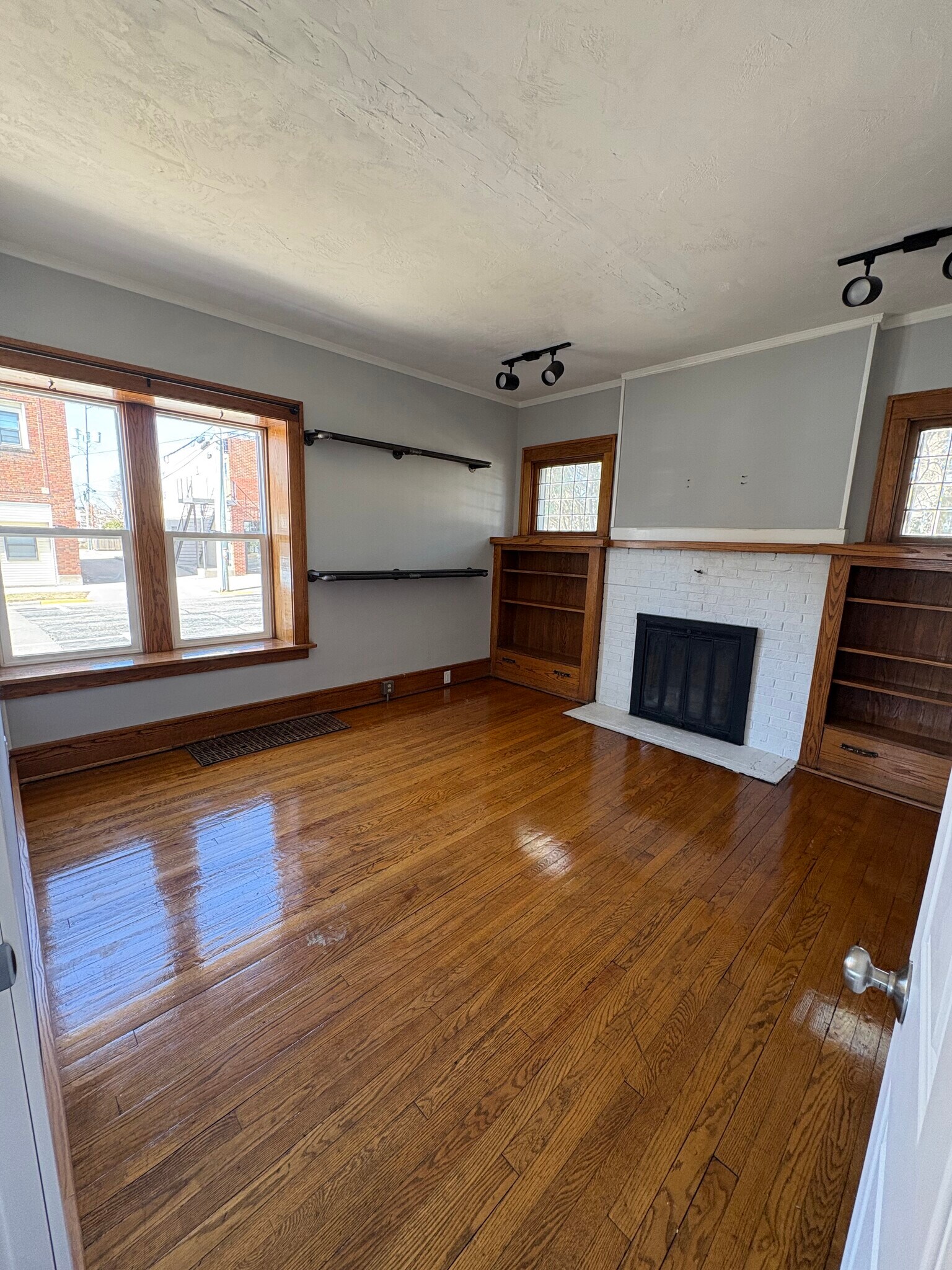 Building Photo - 217 S 4th St