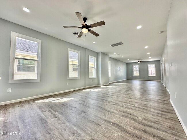 Building Photo - 37 High St