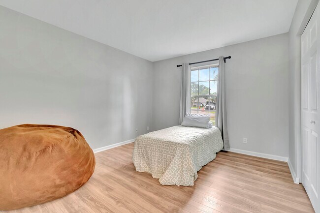 Building Photo - 1588 Farmington Ave