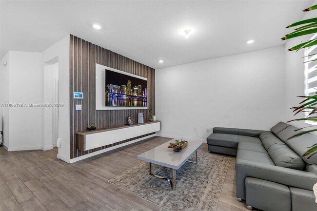 Building Photo - 809 SE 16th Ct