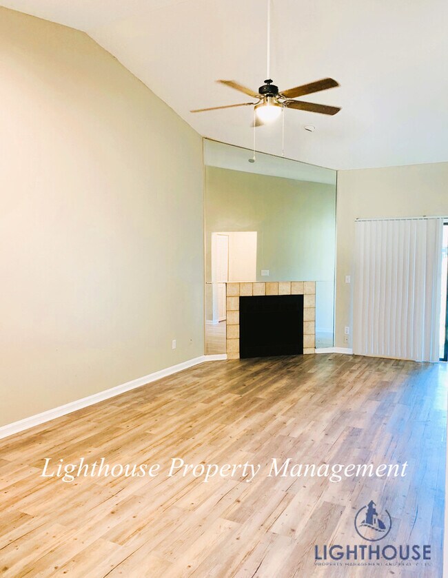 Building Photo - Renovated 2 Bed/2 Bath Single Story Townho...