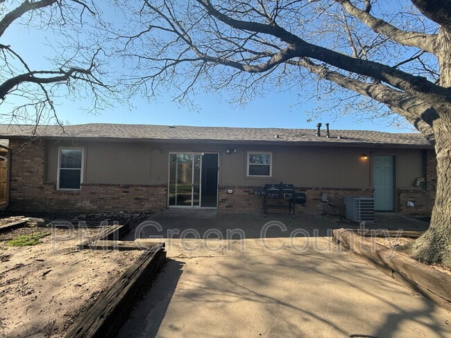 Building Photo - 316 W Austin St