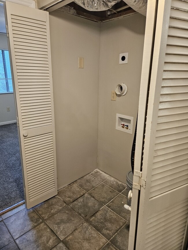 Building Photo - 2 Bedroom Condo