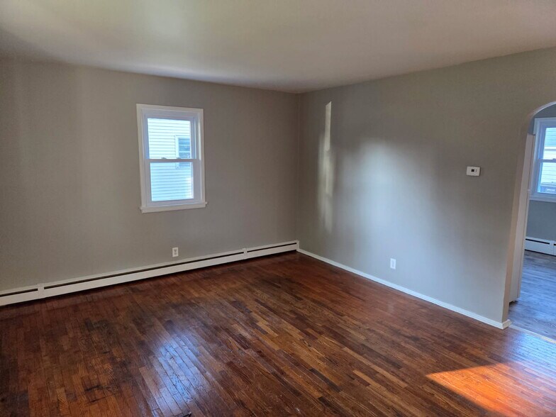 living room - 717 N Oakhill Ave
