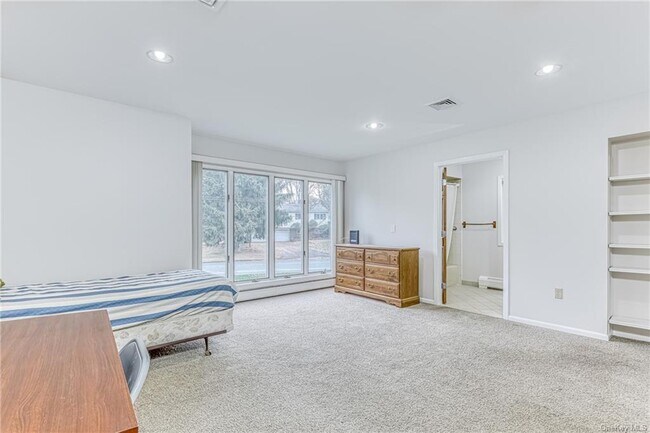 Building Photo - 9 Cloverdale Ln