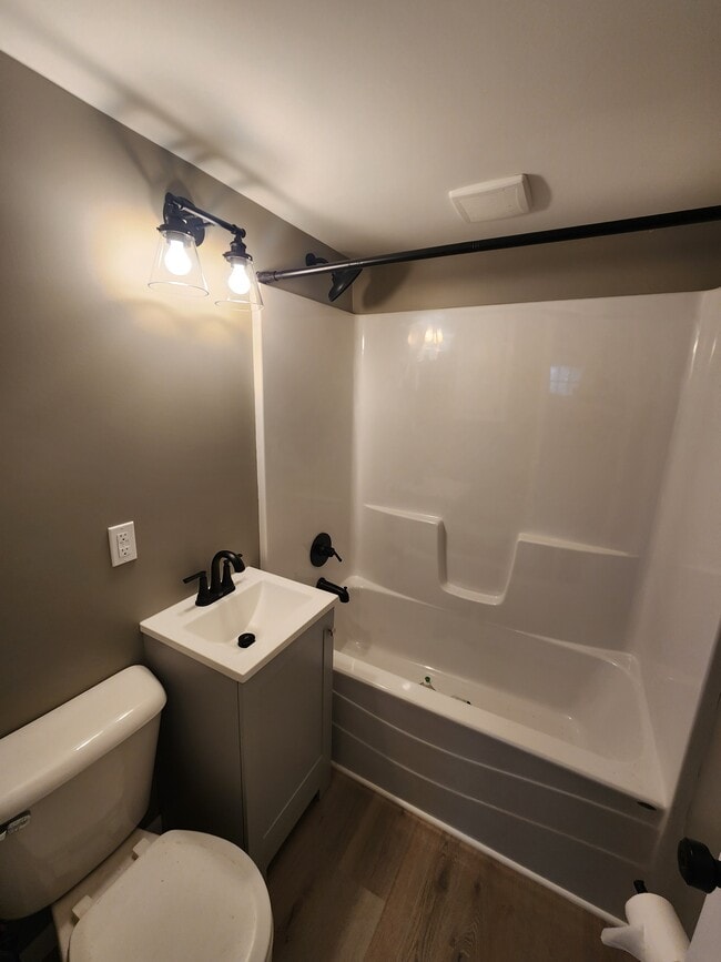 Building Photo - 910 W Windsor Ave