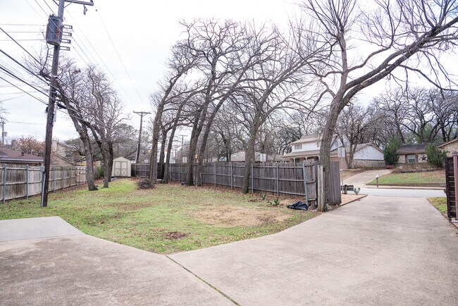 Building Photo - 637 N Bowen Rd