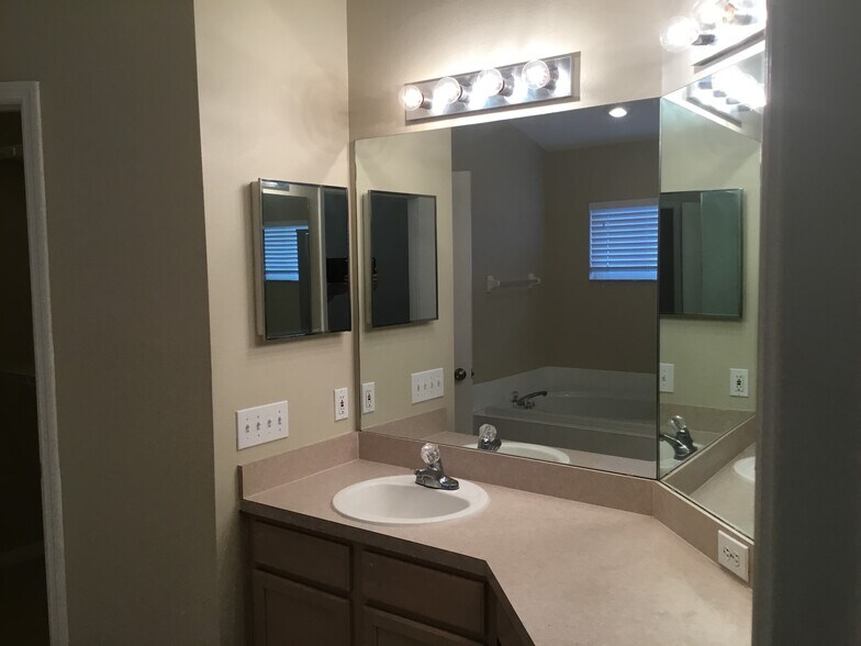 Building Photo - 10625 Cami Ct