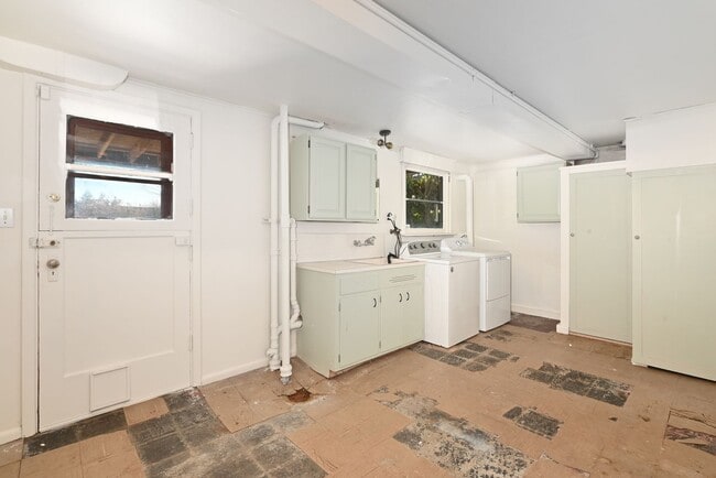 Building Photo - 3 Bedroom Home in Rainer Beach - Beautiful view over Lake Washington