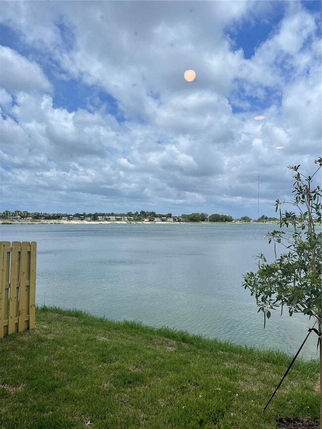 Building Photo - 20564 NE 5th Pl