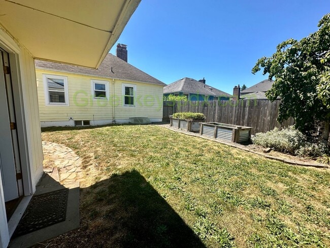 Building Photo - 2-Bedroom 2-Bathroom House in NE Portland,...