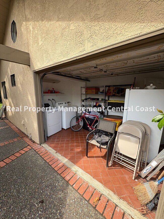 Building Photo - 324 Cuesta Dr