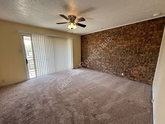 Building Photo - Gorgeous Multi-story Townhouse with Washer...