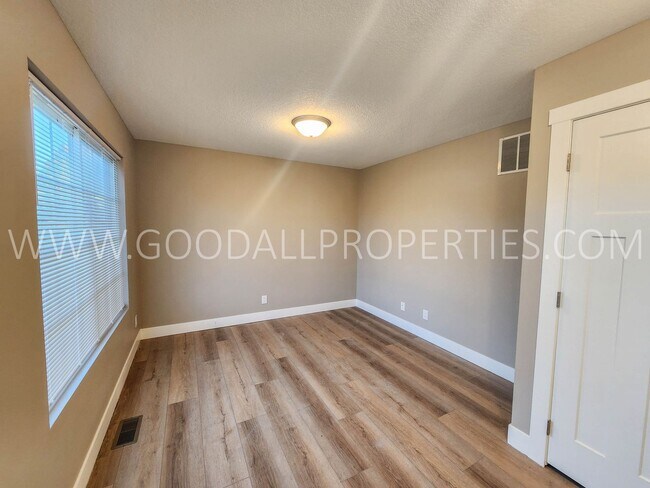 Building Photo - Fully remodeled 3 bedroom home in Waukee w...