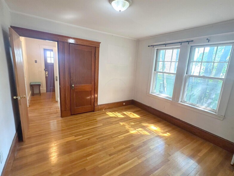 Building Photo - 42 Madison St