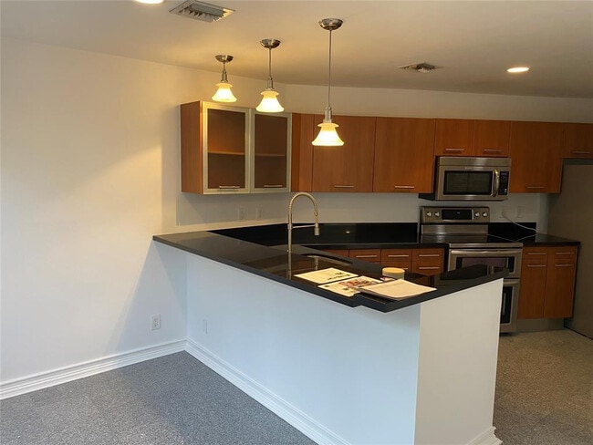 Building Photo - 101 SE 15th Ave